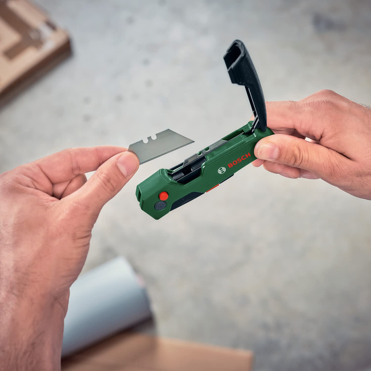 Bosch Folding Knife (Compact, Heavy Duty Folding Knife for DIY, Stainless Steel, One-Handed Opening, Quick Blade Change, Belt Clip, 3 Blades)