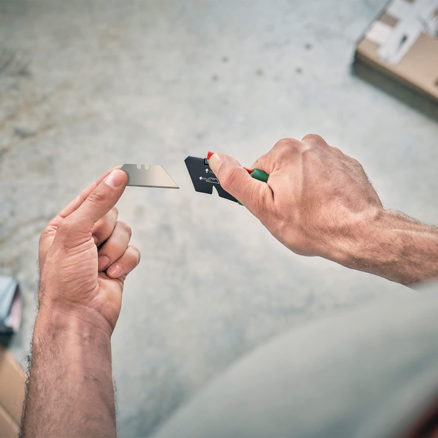 Bosch Folding Knife (Compact, Heavy Duty Folding Knife for DIY, Stainless Steel, One-Handed Opening, Quick Blade Change, Belt Clip, 3 Blades)