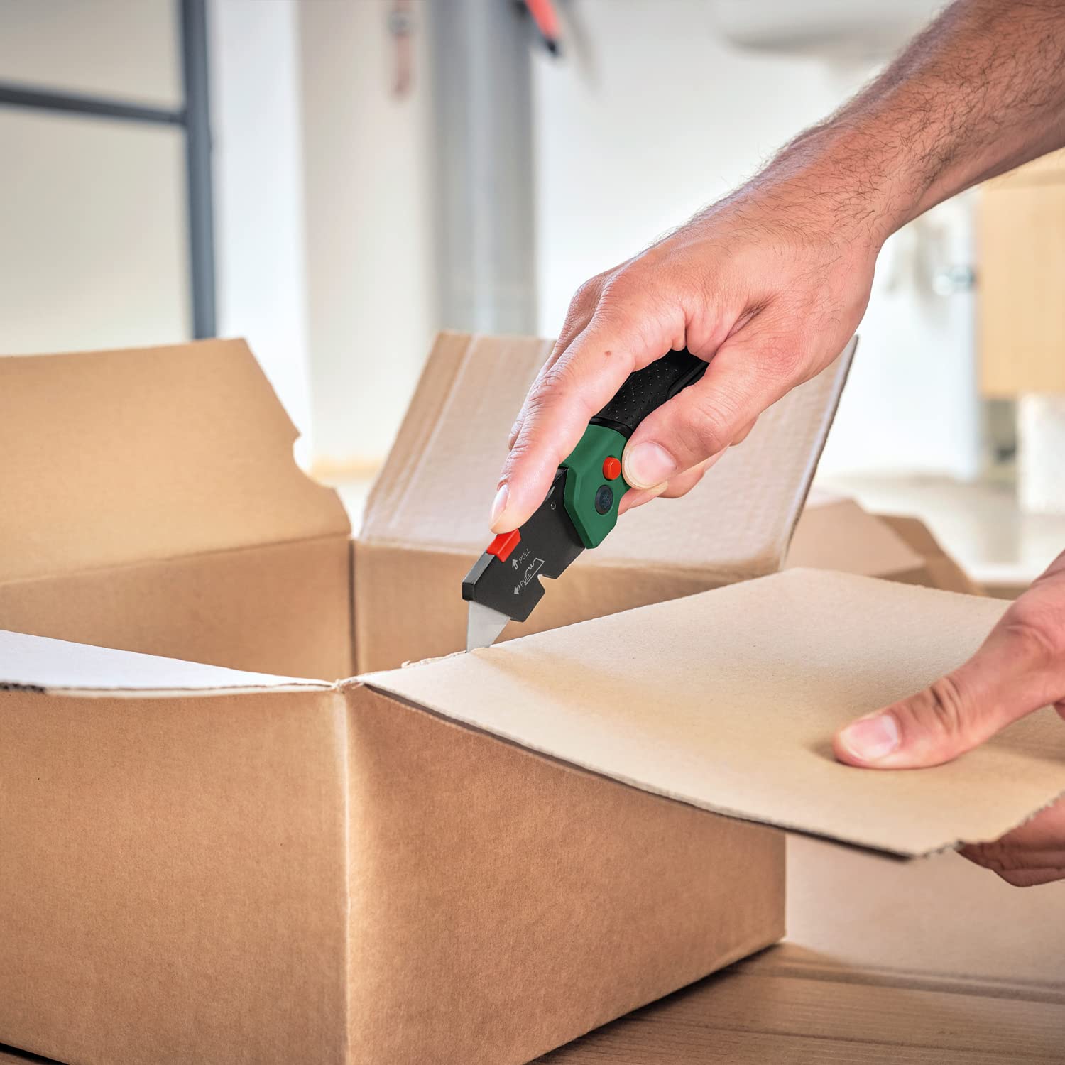 Bosch Folding Knife (Compact, Heavy Duty Folding Knife for DIY, Stainless Steel, One-Handed Opening, Quick Blade Change, Belt Clip, 3 Blades)