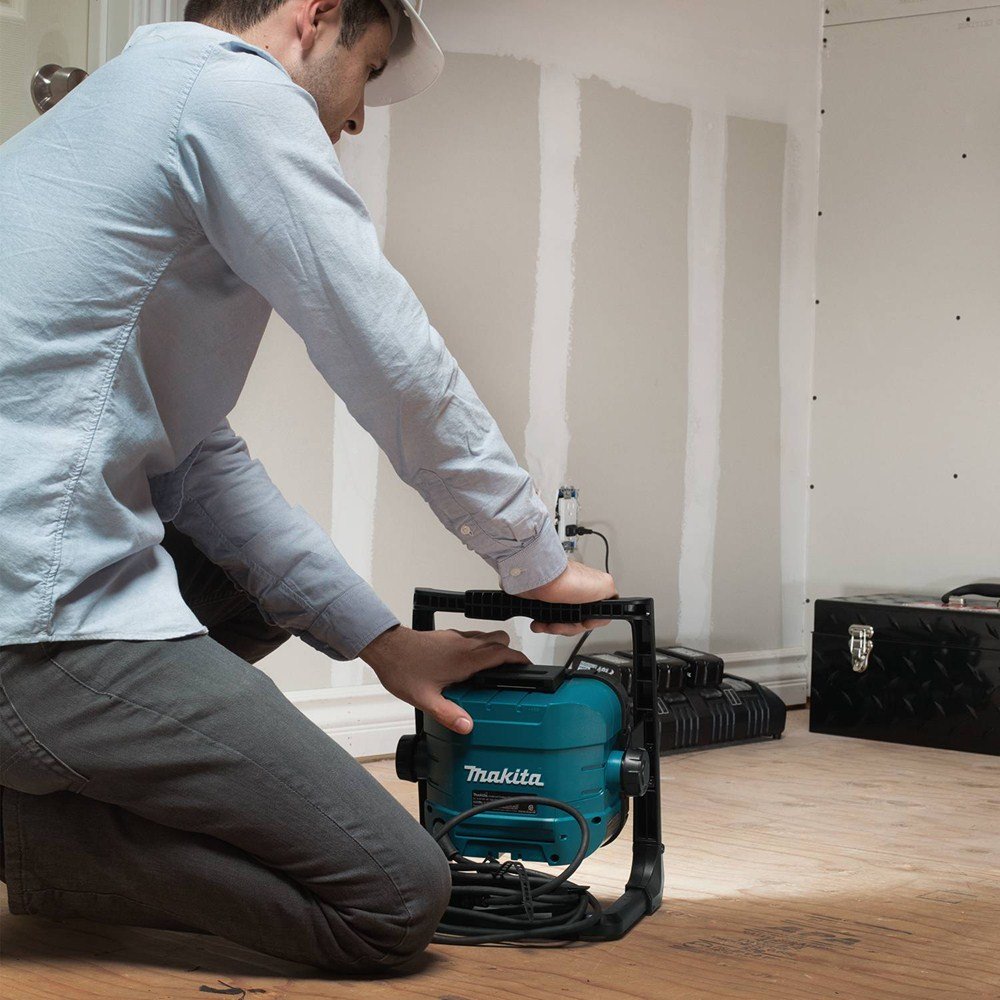 Makita DML805 18V LXT Lithium-Ion Cordless/Corded L.E.D. Flood Light Tool, Blue/Black